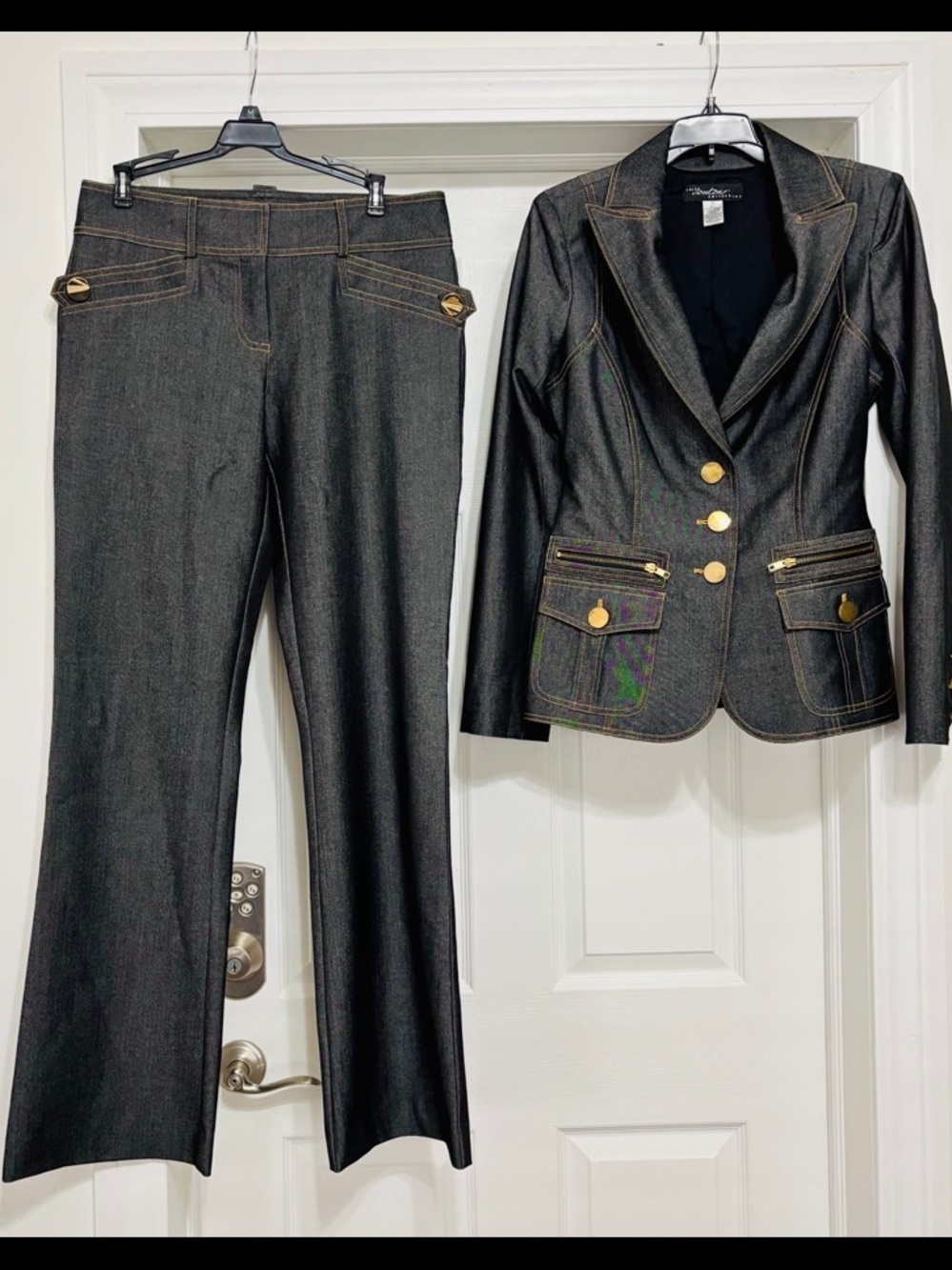 Cache Contour Women Suit
M / 8 Blue Gray Denim Pant
Suit w/Contrast Stitch